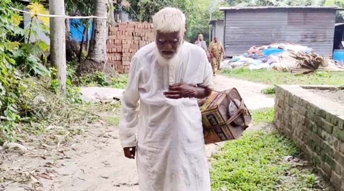 রাজবাড়ীর জন্মান্ধ গফুর মল্লিকের  পাশে দাঁড়িয়েছেন তারেক রহমান